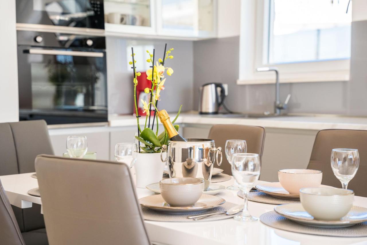 Fully equipped kitchen and dining area