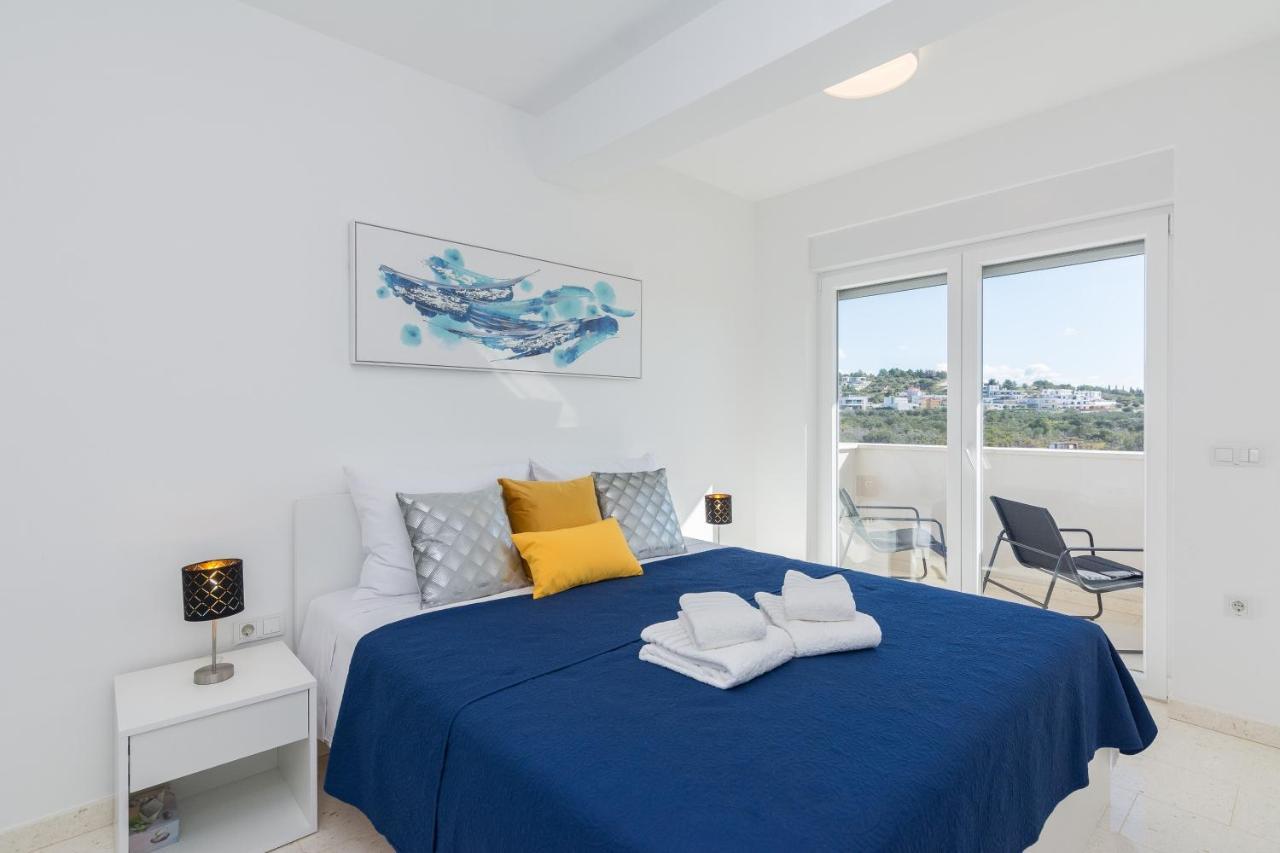 Double bedroom with terrace access
